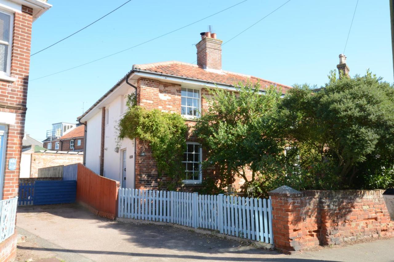 Pebble Beach Cottage, Aldeburgh Exterior photo